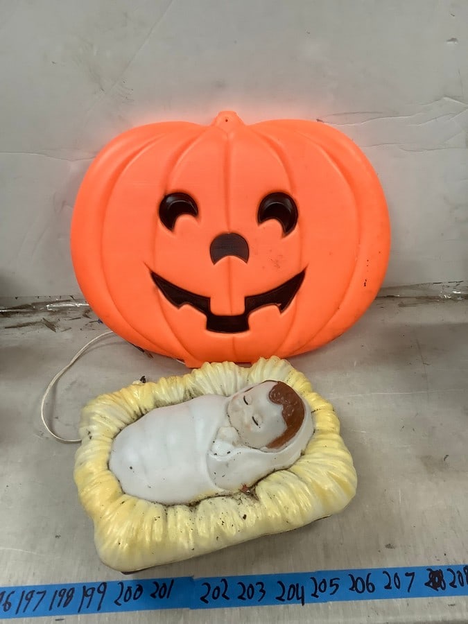 Halloween blowmold and baby blowmold lightup 16.5x20in: Halloween blowmold and baby blowmold lightup 16.5x20in
