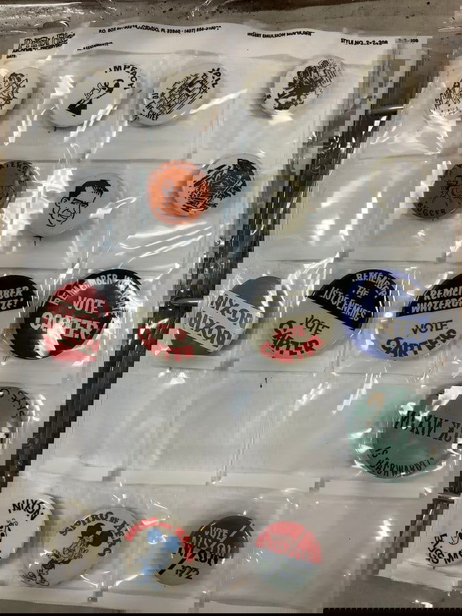 Lot of vintage presidential pins Nixon and Carter (1 of 1)