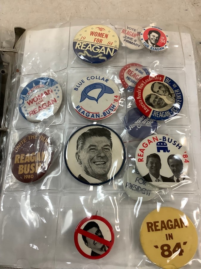 Lot of vintage presidential pins(Reagan and Bush): Lot of vintage presidential pins(Reagan and Bush)