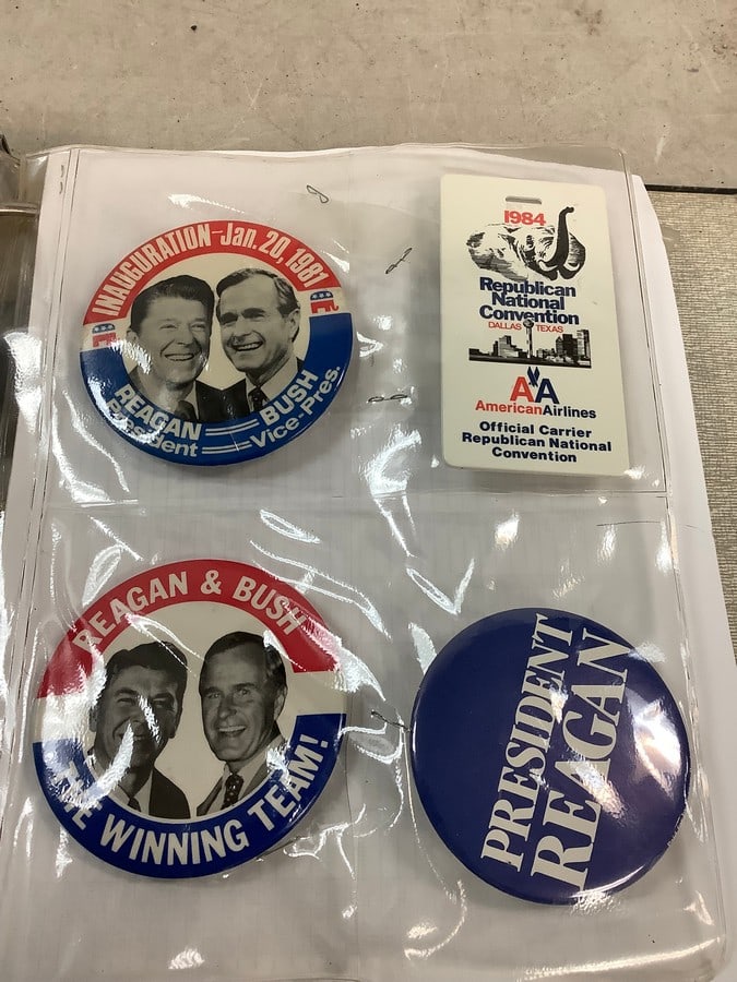 Lot of vintage presidential pins(Reagan and Bush): Lot of vintage presidential pins(Reagan and Bush)