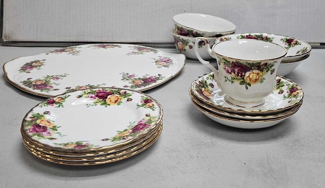 Vintage Royal Albert China Old Country Serving Pieces (1 of 2)