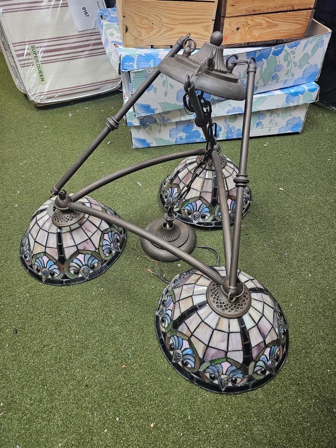 3 Shade Stained Glass Hanging Light Fixture: 3 Shade Stained Glass Hanging Light Fixture