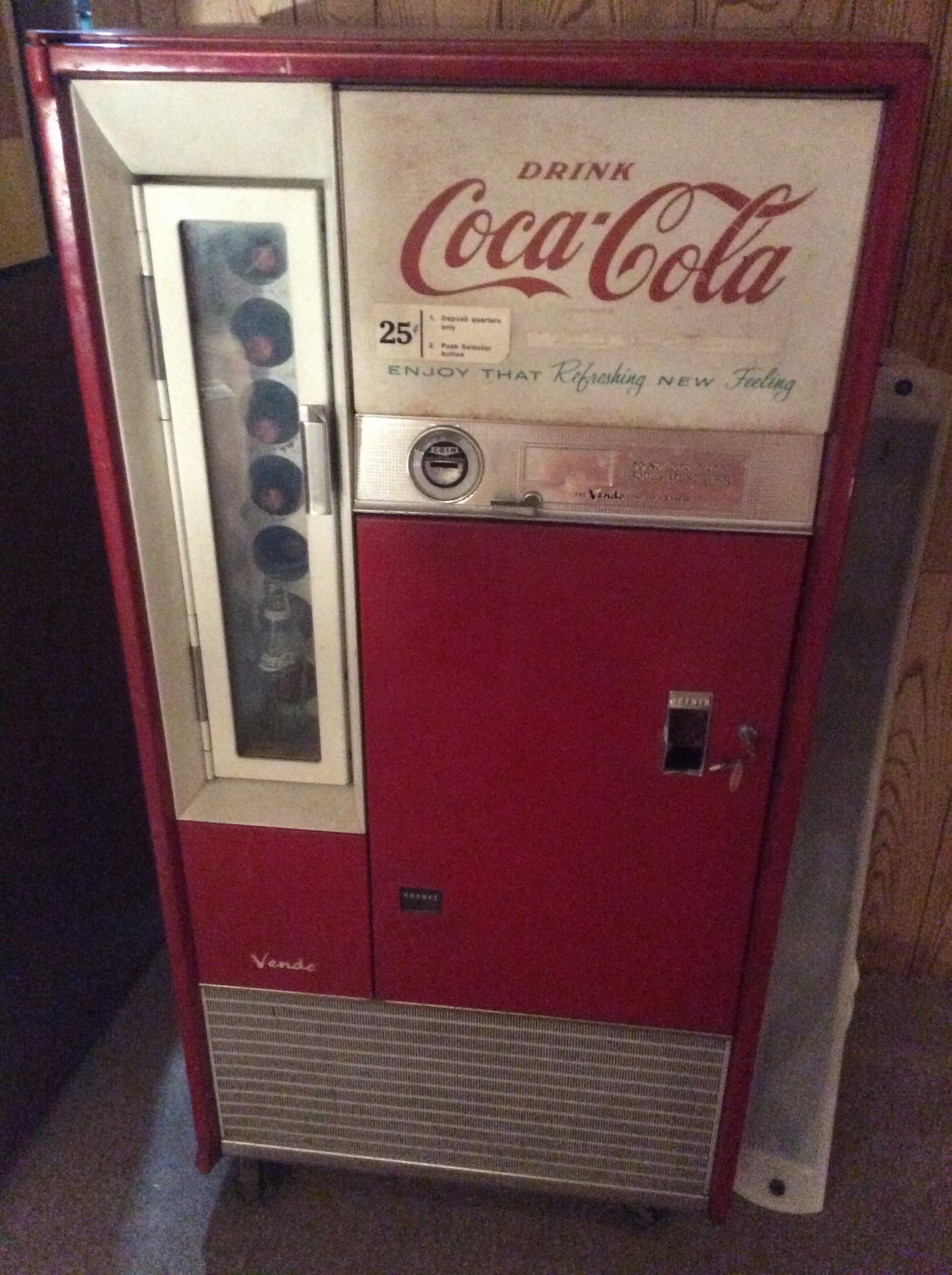 VINTAGE VENDO COCA COLA  BOTTEL VENDING MACHINE WITH KEYS (1 of 3)