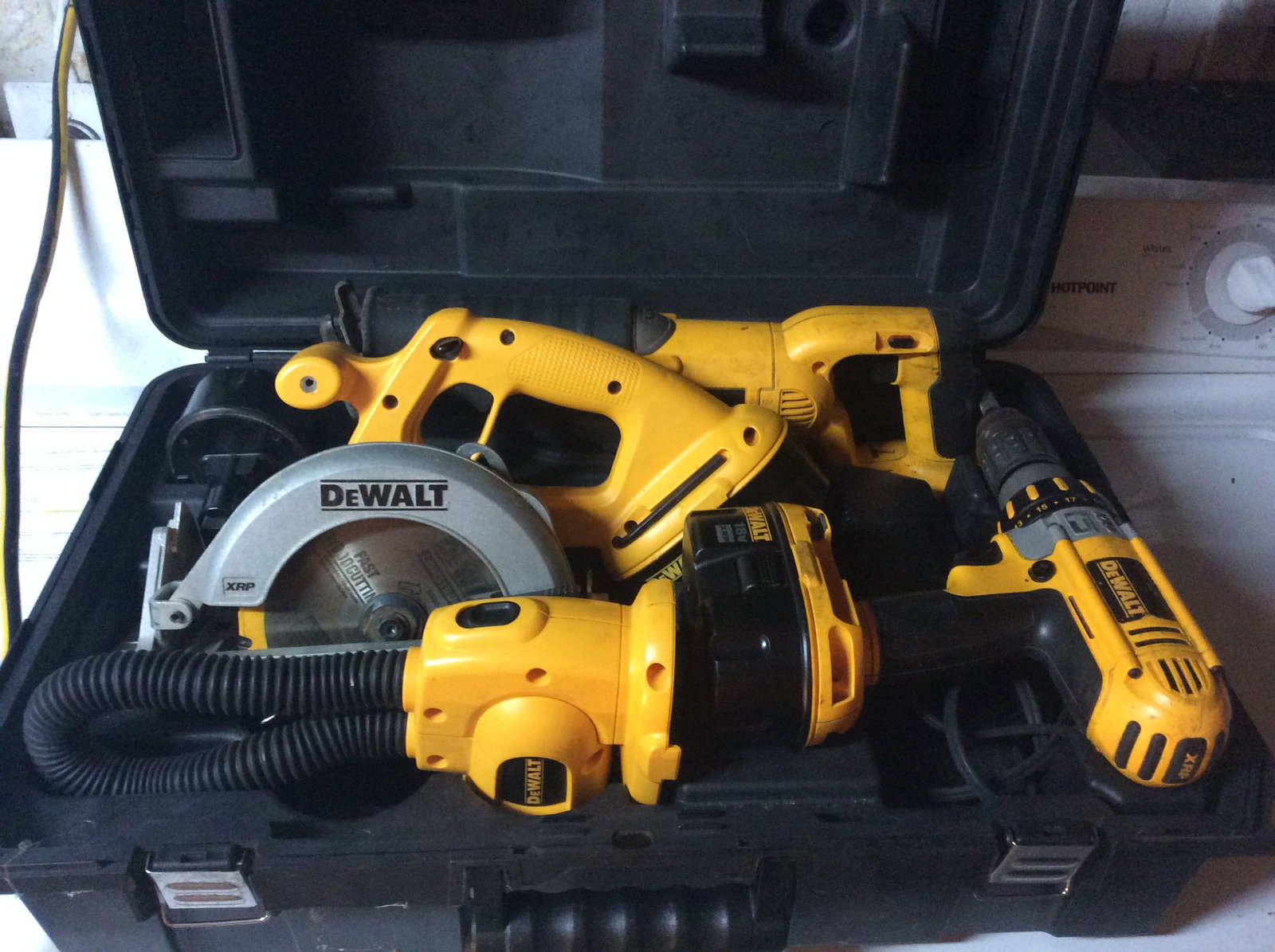 DEWALT 18 VOLT CORDLESS TOOLS INCL. BATTERIES AND CHARGER, WORKING, CASE INCLUDED (1 of 1)