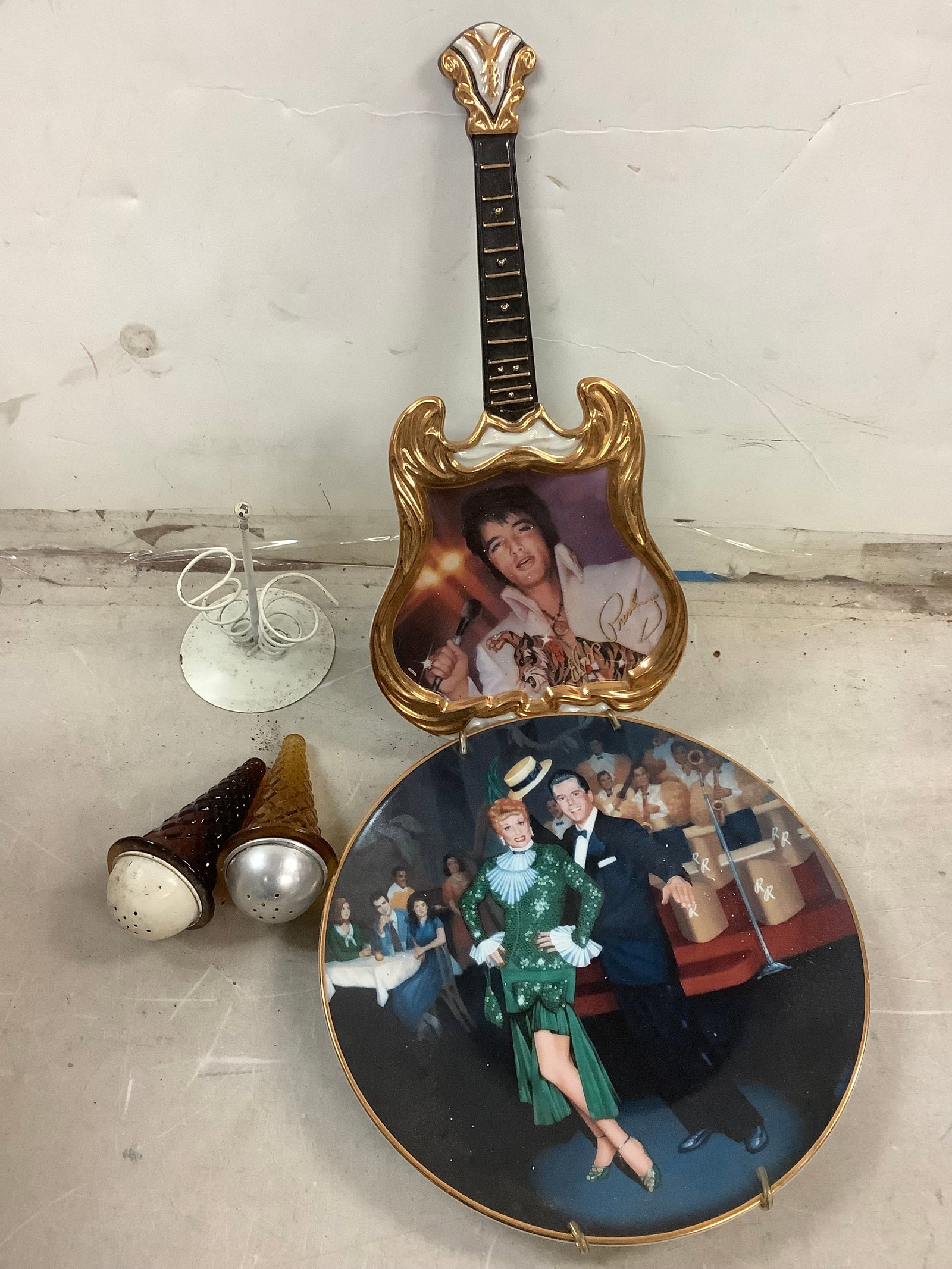 Lot of Hamilton collection I Love Lucy plate, 1974 The Superstar limited edition Entertainer of the: Lot of Hamilton collection I Love Lucy plate, 1974 The Superstar limited edition Entertainer of the century plate(15in.tallest)