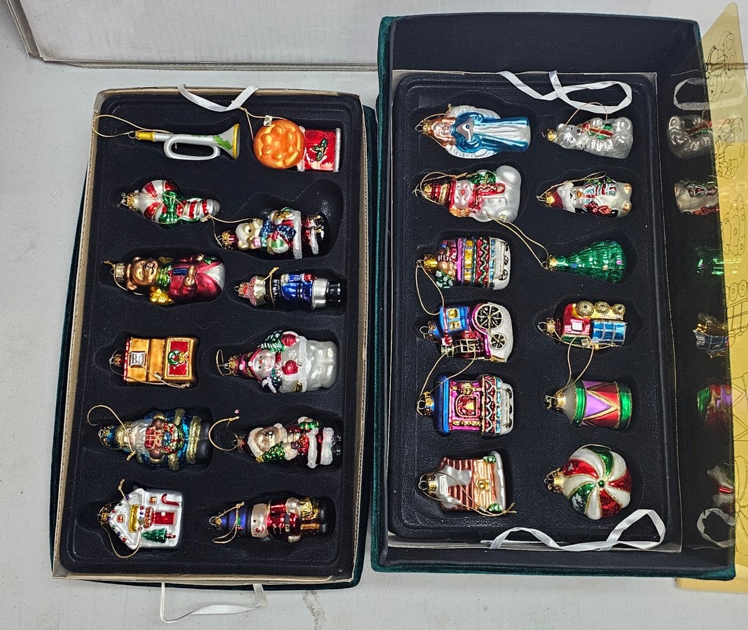 Thomas Pacconi Green Velvet Boxed Glass Ornaments: 7.5x18.11"