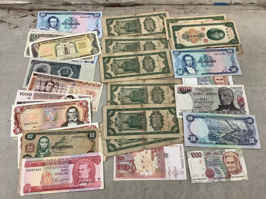 Lot of Vintage Foreign Money: Lot of Vintage Foreign Money