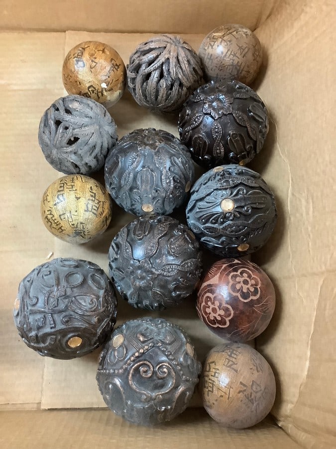 Lot of Decorative Balls: Lot of Decorative Balls