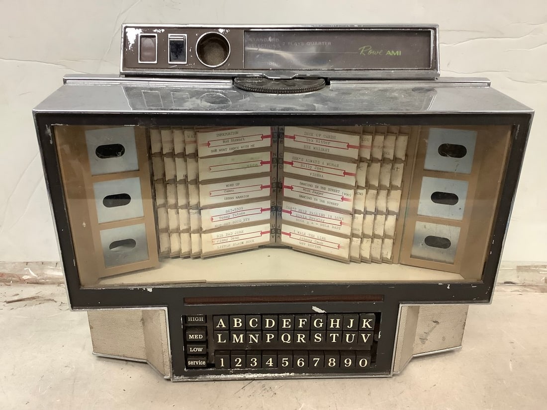 Standard Selections vintage Jukebox radio(13x16.5in.): Standard Selections vintage Jukebox radio(13x16.5in.)