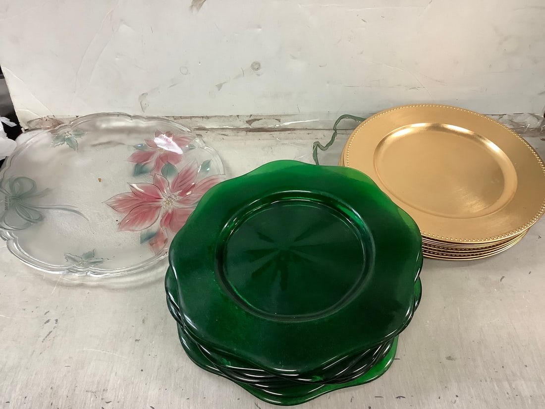 Lot of various decorative plates (Savoir vivre crystal plate 15in. and more) (1 of 1)