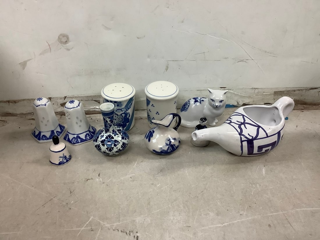 Lot of various blue transfer ceramics(miniature pitcher, statues, and more): Lot of various blue transfer ceramics(miniature pitcher, statues, and more)