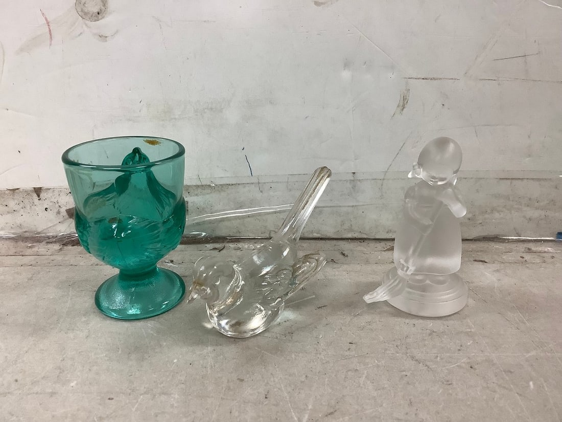 Lot of mini glass statues and shot glass(tallest 2.75in.): Lot of mini glass statues and shot glass(tallest 2.75in.)