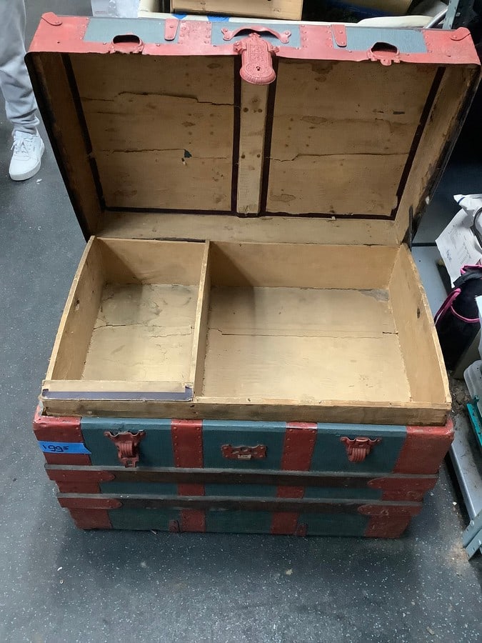 Vintage wooden chest 21.5in.x28in.x18.5in.: Vintage wooden chest 21.5in.x28in.x18.5in.