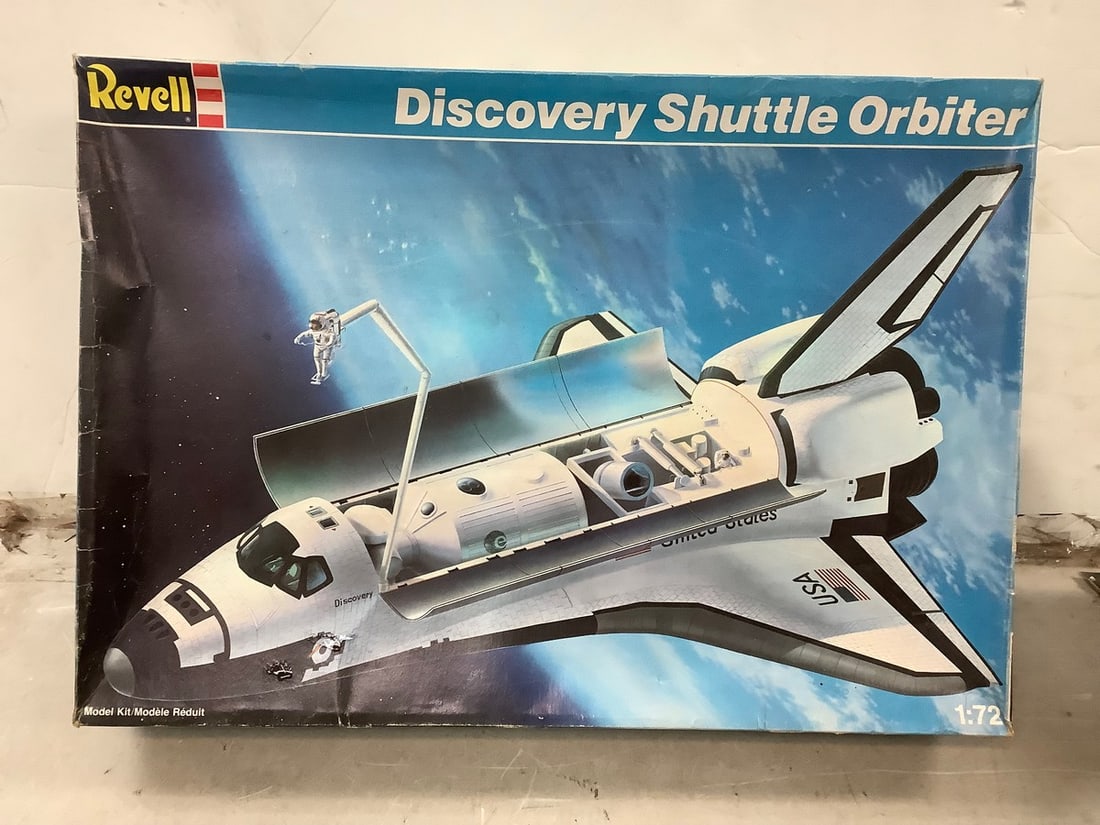 Lot of Discovery Shuttle Orbiter Revell model: Lot of Discovery Shuttle Orbiter Revell model