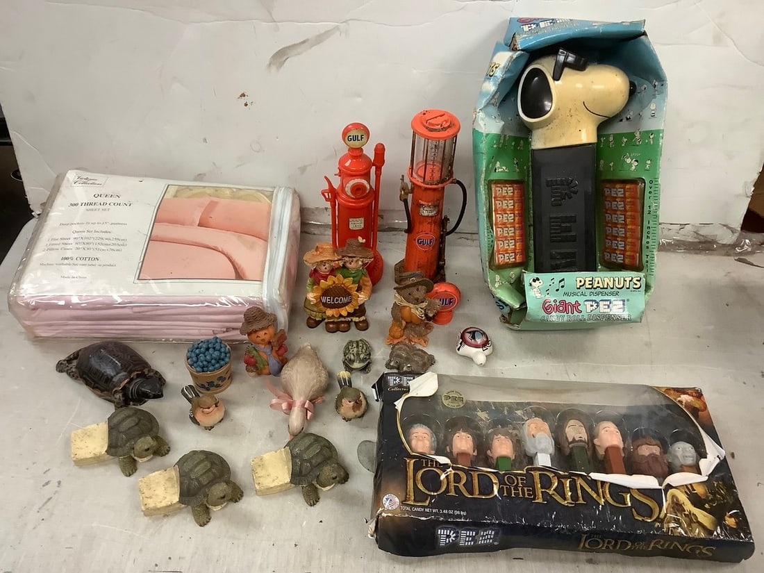 Lot of Vintage Pez Containers, Gulf Items, Trinkets, and more: Lot of Vintage Pez Containers, Gulf Items, Trinkets, and more