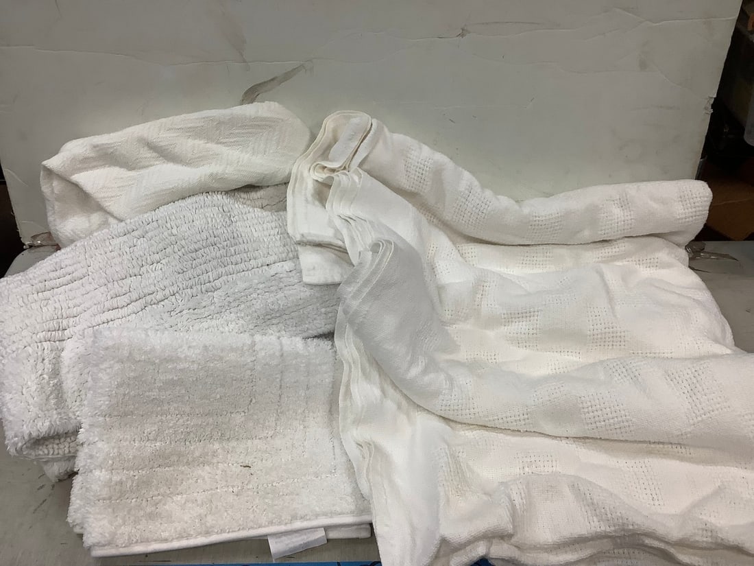 Lot of white towels: Lot of white towels