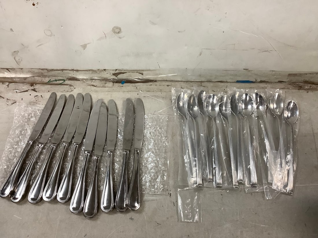 Lot of 10 Reed & Barton kinves and 10 Lenox beverage teaspoons: Lot of 10 Reed & Barton kinves and 10 Lenox beverage teaspoons