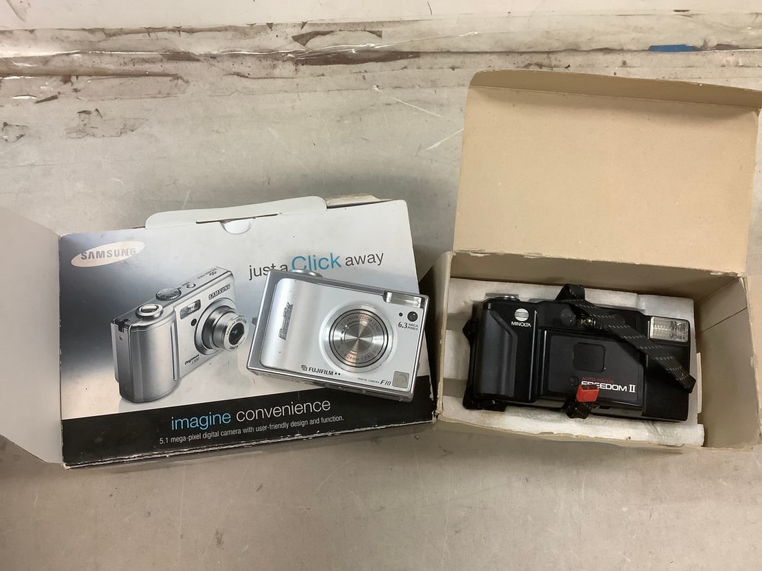 Lot of Minolta freedom II vintage camera and samsung camera (1 of 1)