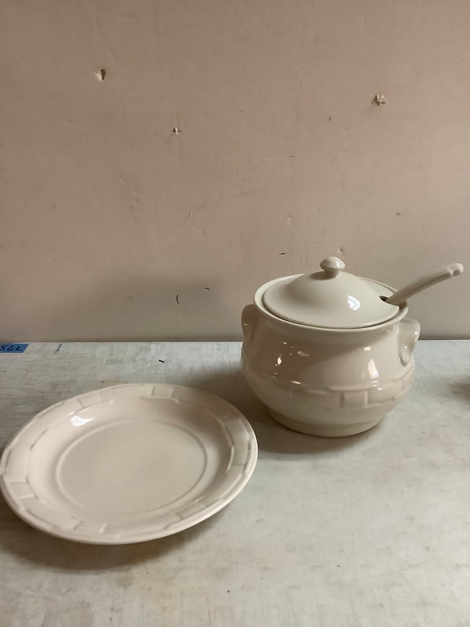Lot of Longaberger pottery white plate and Longaberger serving bowl with top(9.5in.tall) and ladle: Lot of Longaberger pottery white plate and Longaberger serving bowl with top(9.5in.tall) and ladle