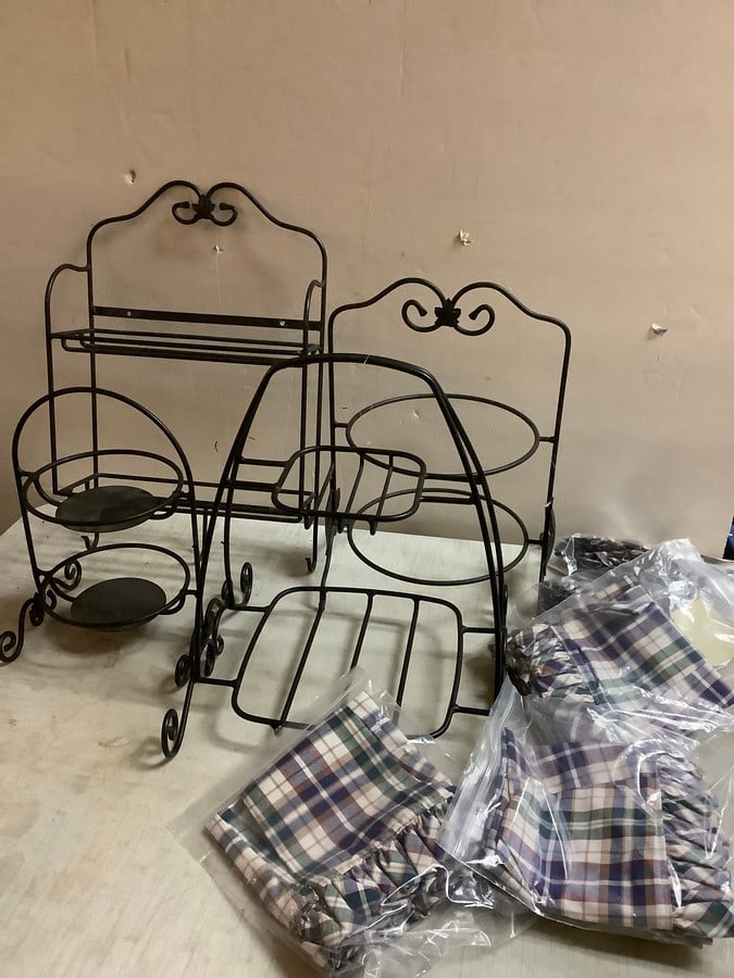 Lot of Metal Longaberger Stands(20.25in.tallest): Lot of Metal Longaberger Stands(20.25in.tallest)