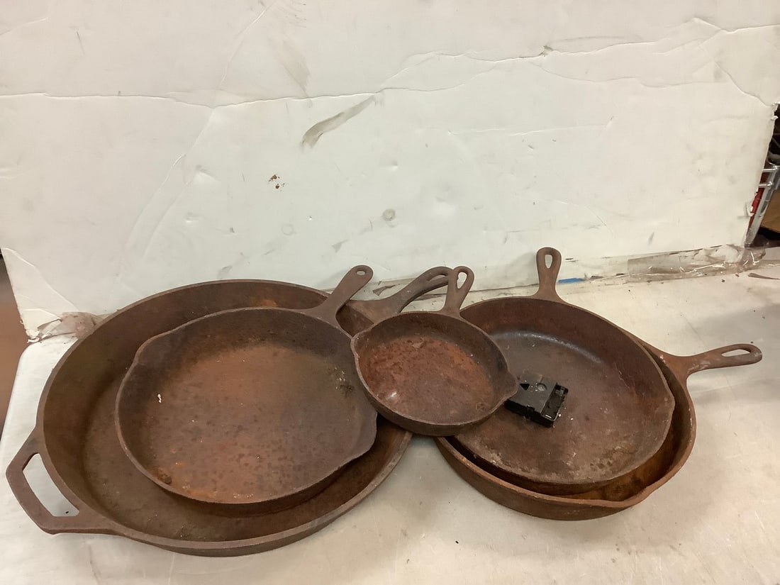 Lot of vintage frying pans(Lodge and more longest 15in.): Lot of vintage frying pans(Lodge and more longest 15in.)