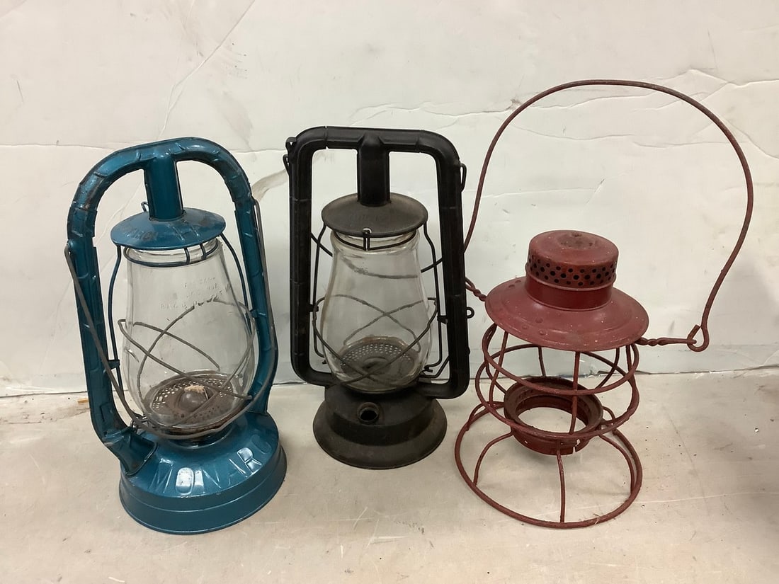Lot of vintage lanterns (Monarch and more 14in. tallest): Lot of vintage lanterns (Monarch and more 14in. tallest)