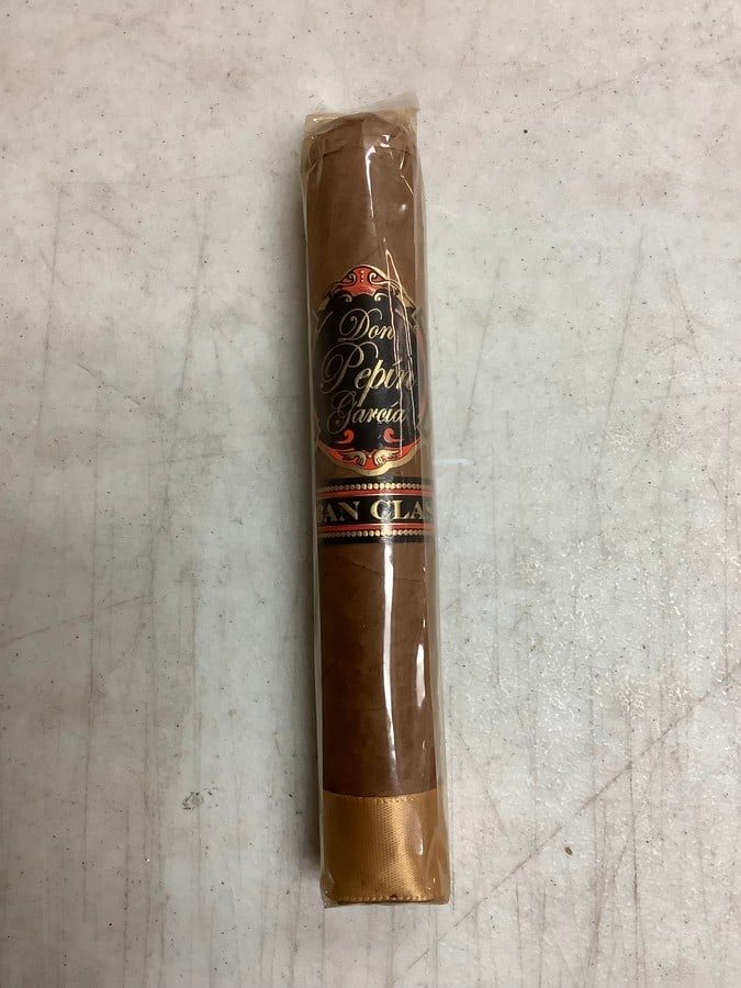 Lot of vintage Alec Bradley cigar: Lot of vintage Alec Bradley cigar