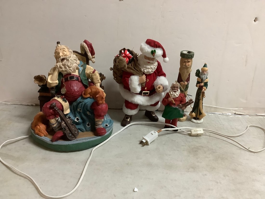 Lot of santa statues(10.5in.tallest) and light up decoration: Lot of santa statues(10.5in.tallest) and light up decoration