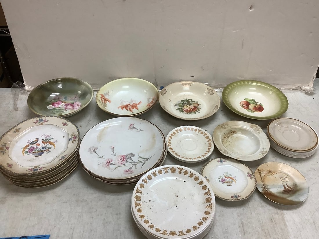 Lot of various plates and bowls (Corelle, Carrollton Pottery, and more): Lot of various plates and bowls (Corelle, Carrollton Pottery, and more)