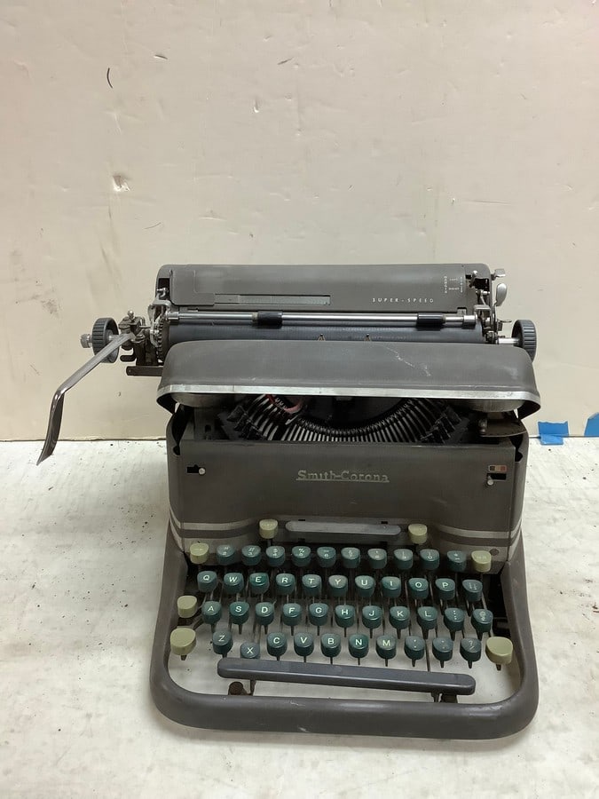 Vintage Smith-Corona typewriter(10in.tall): Vintage Smith-Corona typewriter(10in.tall)