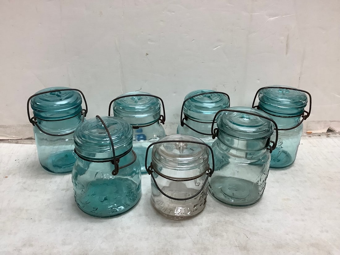 Lot of vintage glass jars(tallest 5.5in.): Lot of vintage glass jars(tallest 5.5in.)
