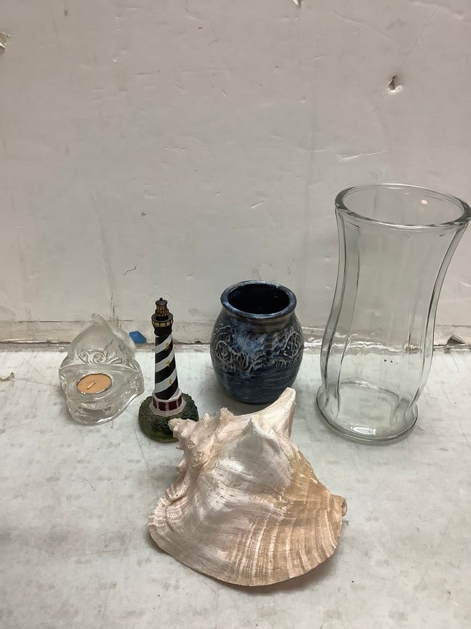 Lot of house decor(vases, seashell, lighthouse statue, and more tallest 9.5in.): Lot of house decor(vases, seashell, lighthouse statue, and more tallest 9.5in.)