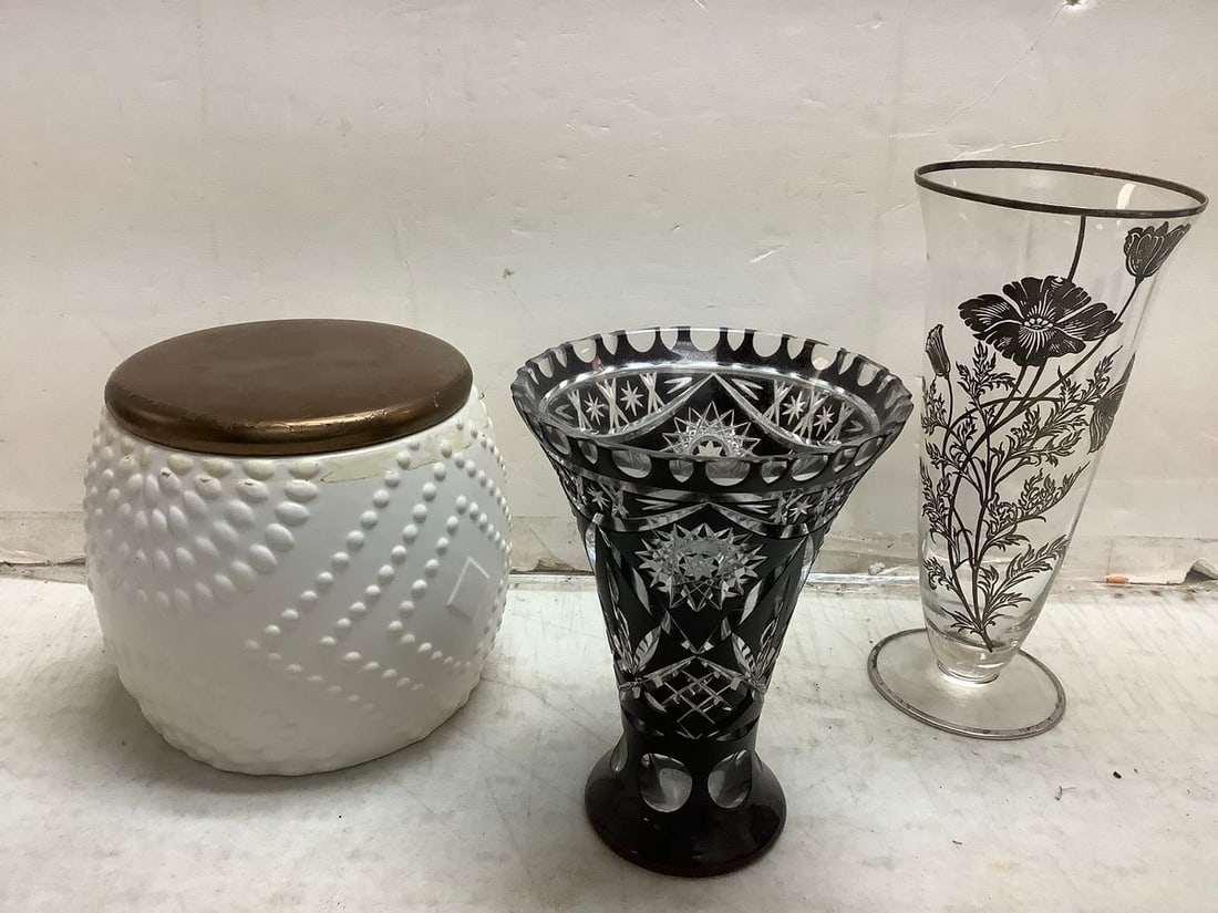 Lot of vases(one slightly chipped) and Threshold container (9.5in.tallest): Lot of vases(one slightly chipped) and Threshold container (9.5in.tallest)