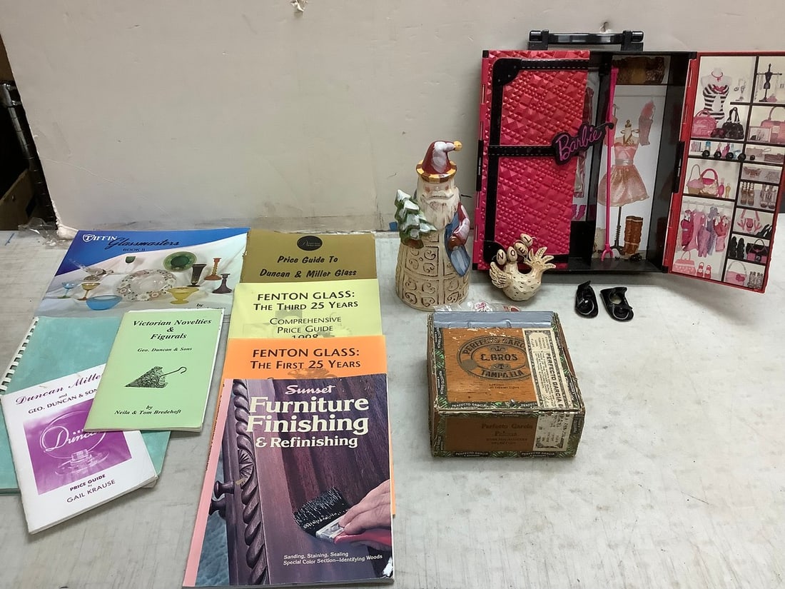 Lot of vintage cigar box(6.5in.x 6.5in.x 3in.), collecting catalogs, santa ceramic, and more: Lot of vintage cigar box(6.5in.x 6.5in.x 3in.), collecting catalogs, santa ceramic, and more