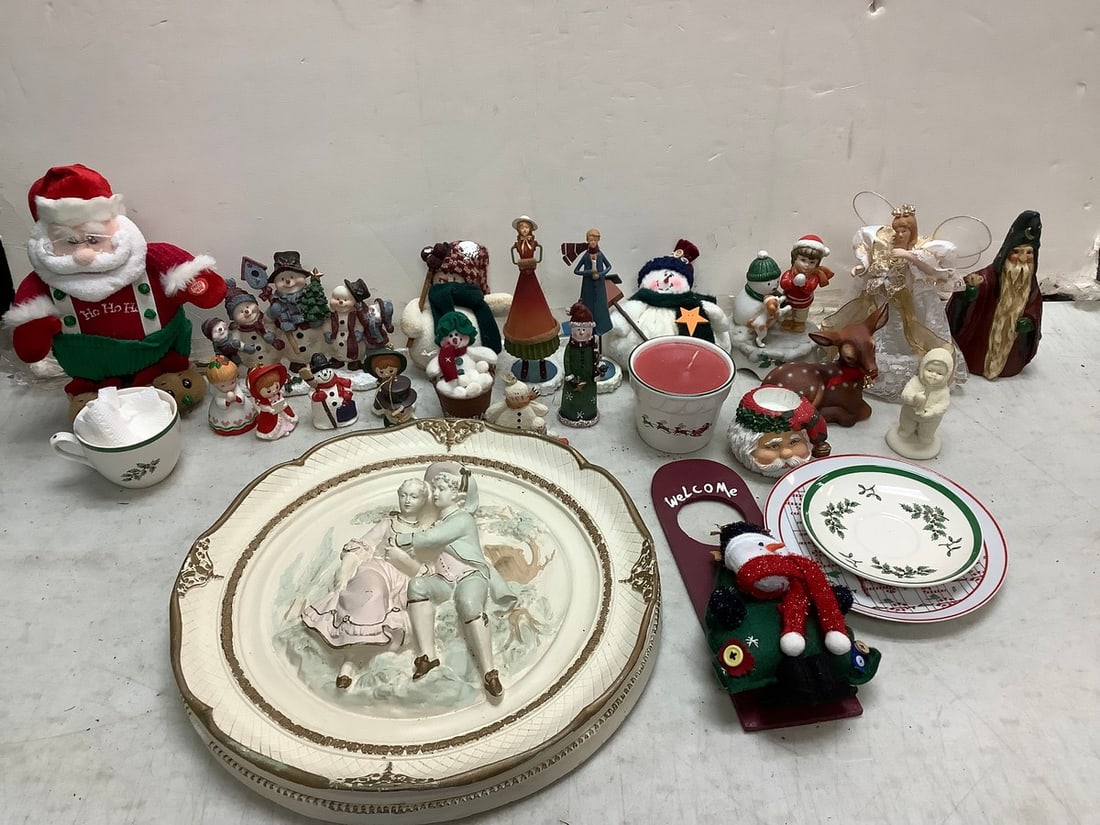 Lot of Christmas decor(Lefever ,Department 56 inc., and more-wall hanging plaque 15in. long): Lot of Christmas decor(Lefever ,Department 56 inc., and more-wall hanging plaque 15in. long)