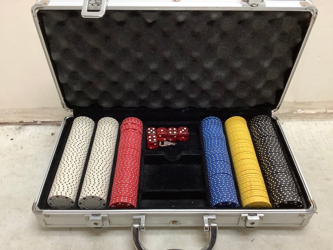 Lot of poker briefcase with chips and dice: Lot of poker briefcase with chips and dice