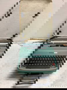 Vintage typewriter(Olivetti Underwood Lettera 32): Vintage typewriter(Olivetti Underwood Lettera 32)