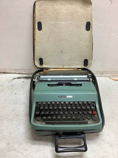 Vintage typewriter(Olivetti Underwood Lettera 32): Vintage typewriter(Olivetti Underwood Lettera 32)