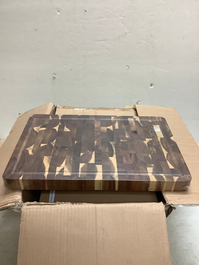 Lot of woden cutting boards(6 total, sealed): Lot of woden cutting boards(6 total, sealed)