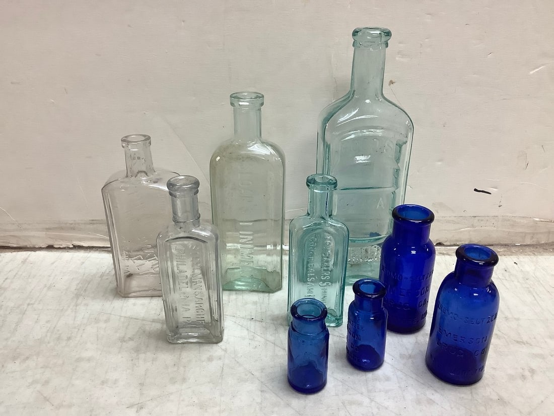 Lot of various size glass bottles(9in.tall): Lot of various size glass bottles(9in.tall)