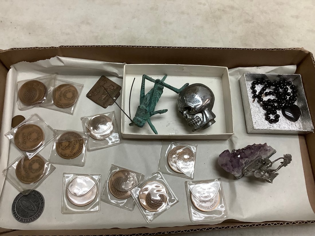 Lot of grasshopper statue, U.S. Pavilion America Express Club coins, and more: Lot of grasshopper statue, U.S. Pavilion America Express Club coins, and more