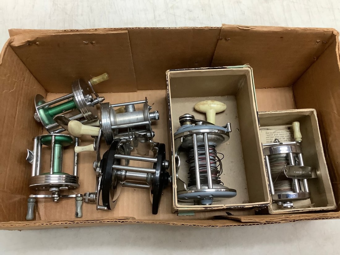 Lot of fishing reels: Lot of fishing reels