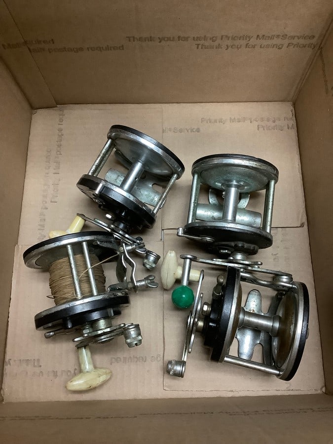 Lot of vintage fishing reels: Lot of vintage fishing reels