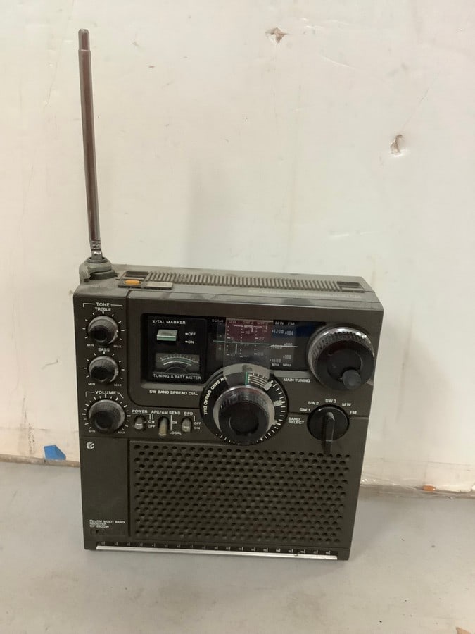 Vintage FM/AM Multi Band Receiver ICF-5900w(working condition) (1 of 1)