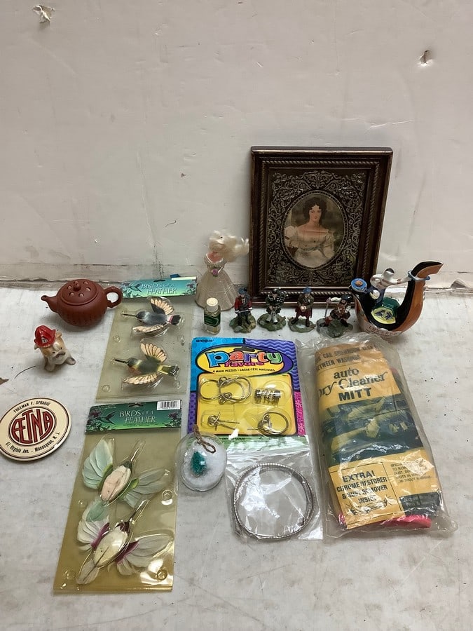 Lot of vintage trinkets, framed photograph, and more(7in.x9in.): Lot of vintage trinkets, framed photograph, and more(7in.x9in.)