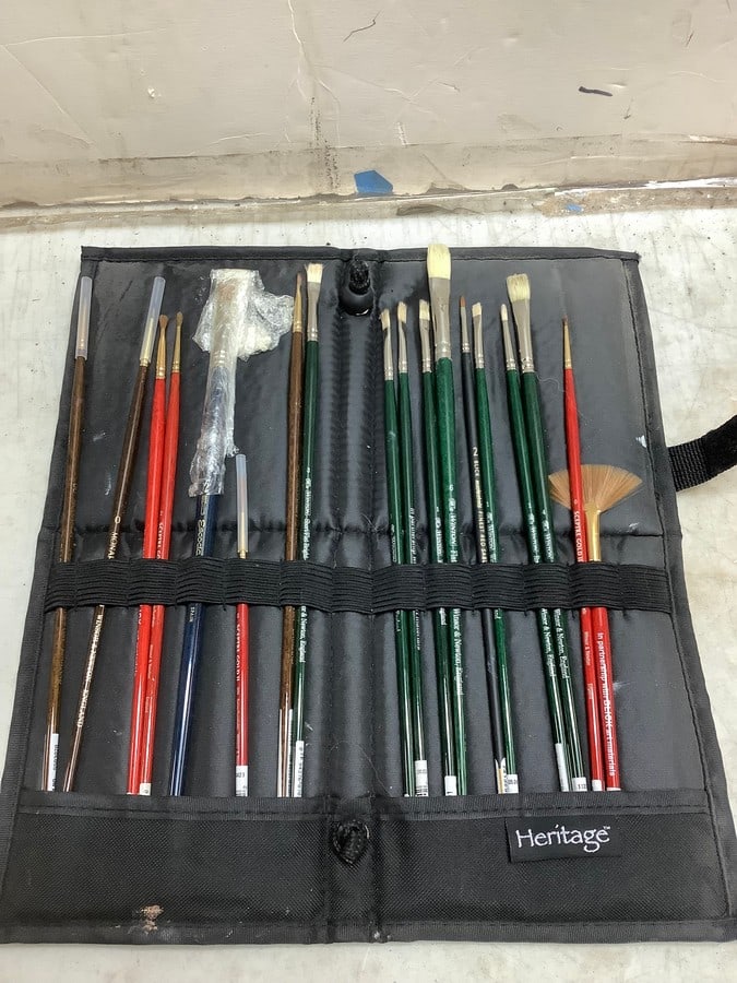 Lots of Winton Paint Brushes with Heratiage Case (1 of 1)