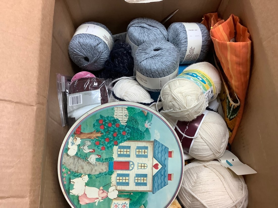 Lots of Yarn, Thread and Sewing Acessories (1 of 1)