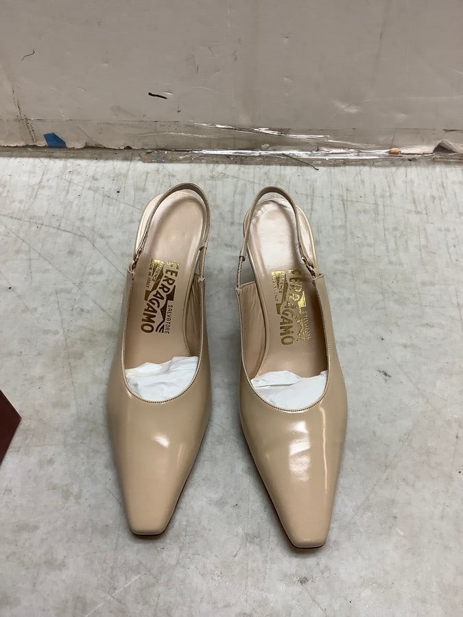 Beige Salvadore Ferragamo Heels (Size 7.5): Beige Salvadore Ferragamo Heels (Size 7.5)