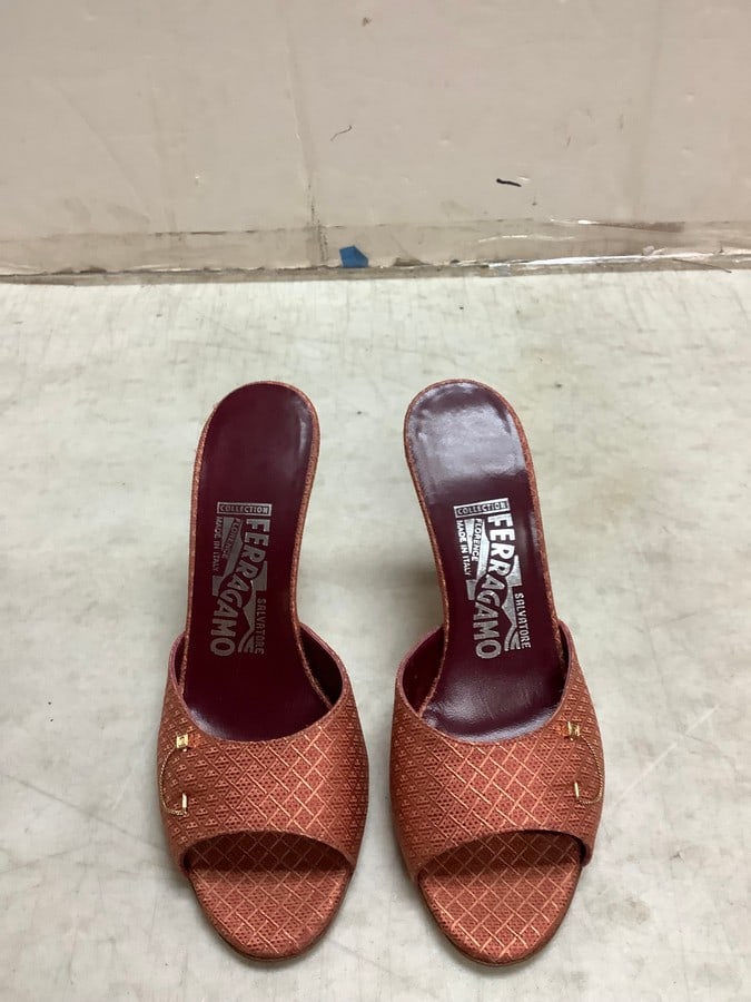Coral Salvadore Ferragamo Heels (Size 7.5): Coral Salvadore Ferragamo Heels (Size 7.5)