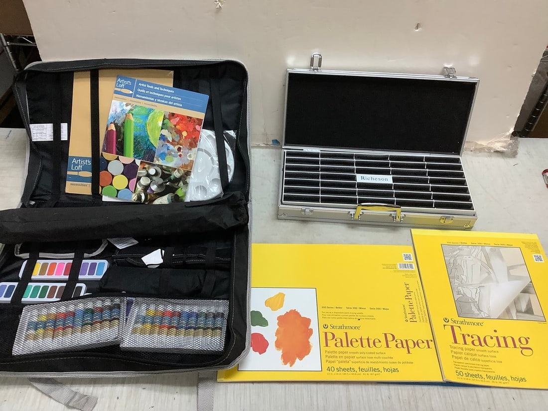 Lots of Art Supplies, Sketch Books, Watercolor Paint and More (Doesn't Close): Lots of Art Supplies, Sketch Books, Watercolor Paint and More (Doesn't Close)